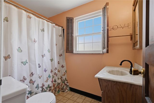 126 Columbia Dr, Pleasant Hills, PA 15236
