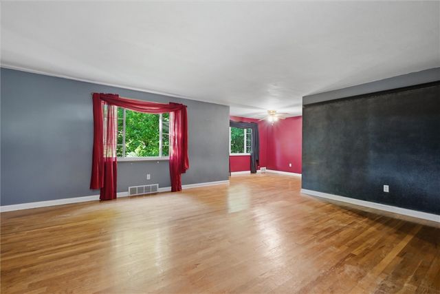 126 Columbia Dr, Pleasant Hills, PA 15236