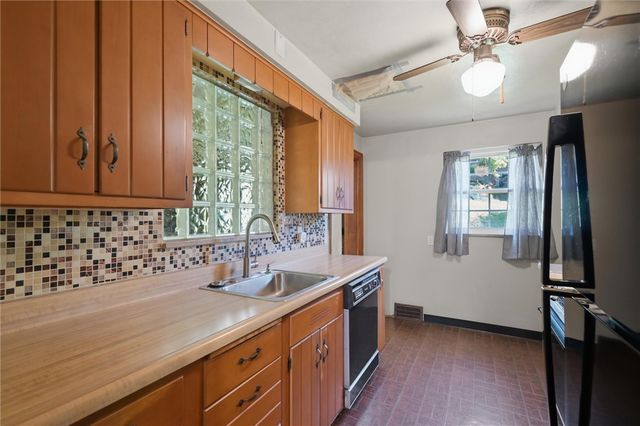 126 Columbia Dr, Pleasant Hills, PA 15236