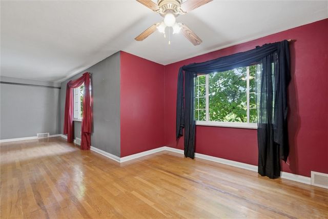 126 Columbia Dr, Pleasant Hills, PA 15236