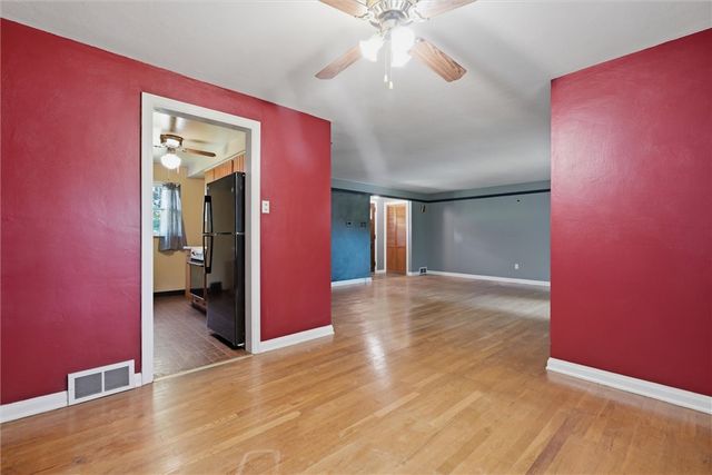 126 Columbia Dr, Pleasant Hills, PA 15236