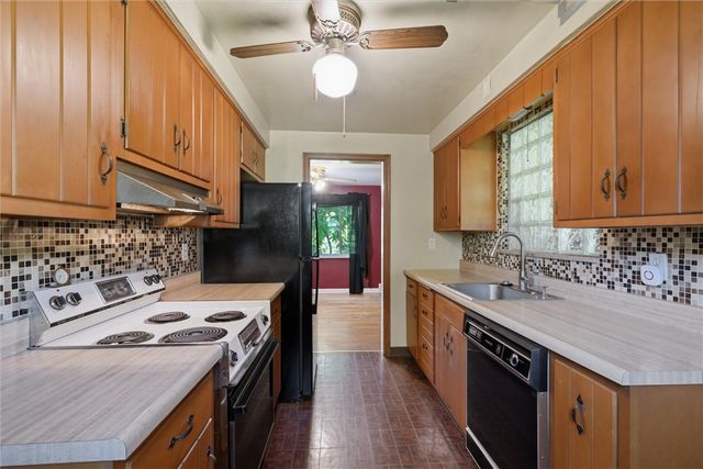 126 Columbia Dr, Pleasant Hills, PA 15236