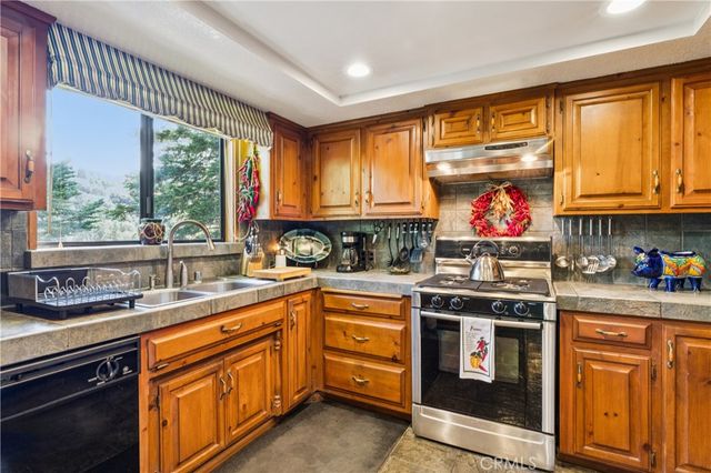 901 Nesthorn, Crestline, CA 92325