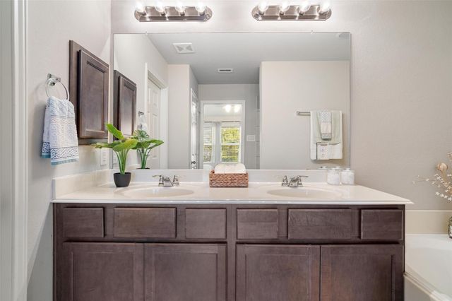 523 N 1st Street, La Porte, TX 77571