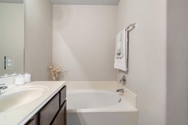 523 N 1st Street, La Porte, TX 77571