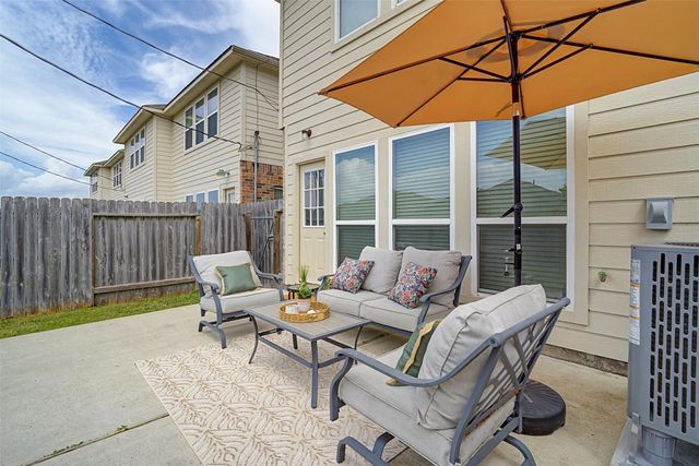 523 N 1st Street, La Porte, TX 77571