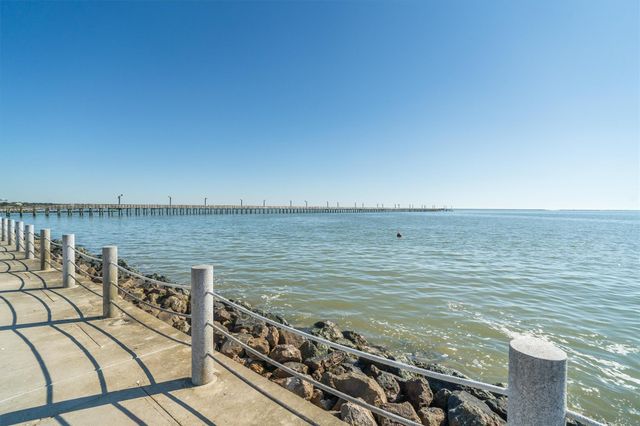 523 N 1st Street, La Porte, TX 77571