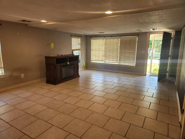 701 W D Ave, Cache, OK 73527