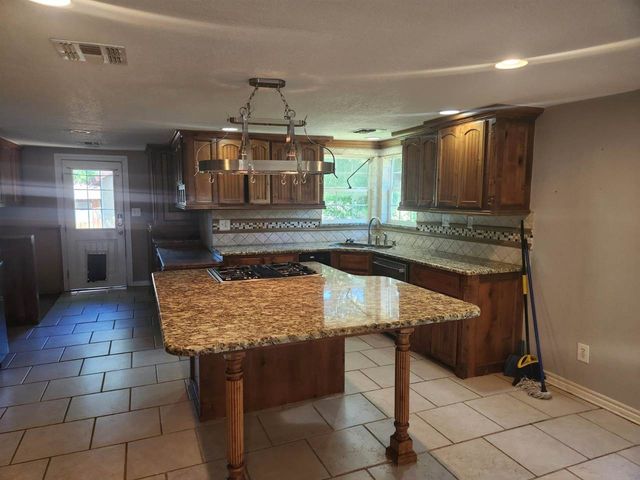 701 W D Ave, Cache, OK 73527