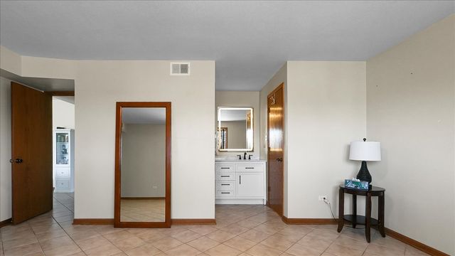 10985 S 84th Avenue 3B, Palos Hills, IL 60465