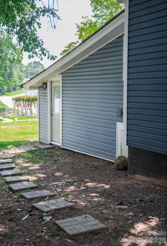 1215 W Fourth Avenue, Gastonia, NC 28052