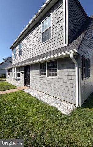 8 PARKSIDE CIR, Levittown, PA 19056