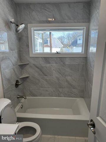 8 PARKSIDE CIR, Levittown, PA 19056