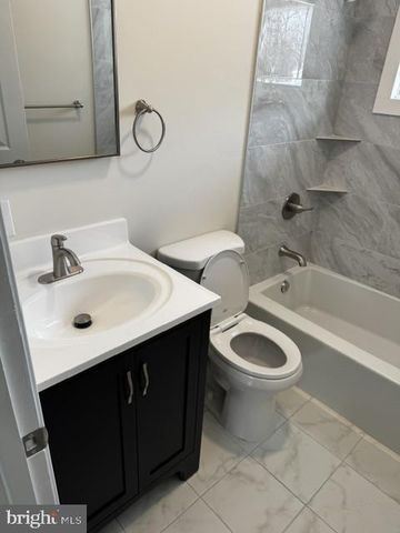 8 PARKSIDE CIR, Levittown, PA 19056