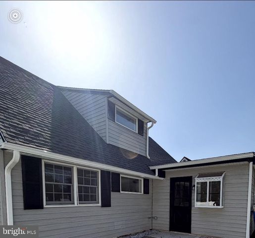 8 PARKSIDE CIR, Levittown, PA 19056