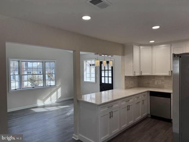 8 PARKSIDE CIR, Levittown, PA 19056