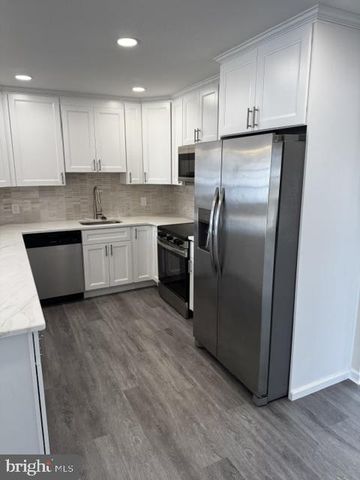 8 PARKSIDE CIR, Levittown, PA 19056
