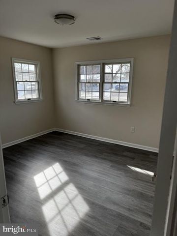 8 PARKSIDE CIR, Levittown, PA 19056