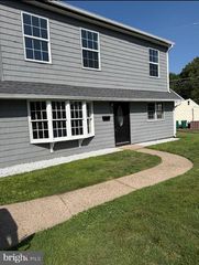 8 PARKSIDE CIR, Levittown, PA 19056