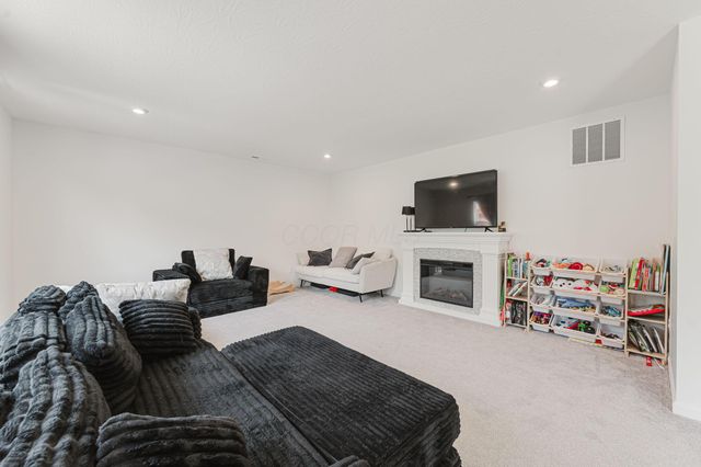 1017 Queen Bee Place, Grove City, OH 43123