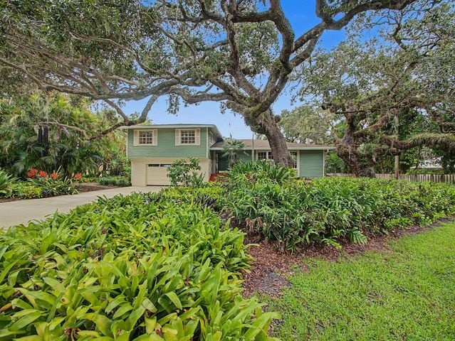14 Emarita Way, Sewalls Point, FL 34996