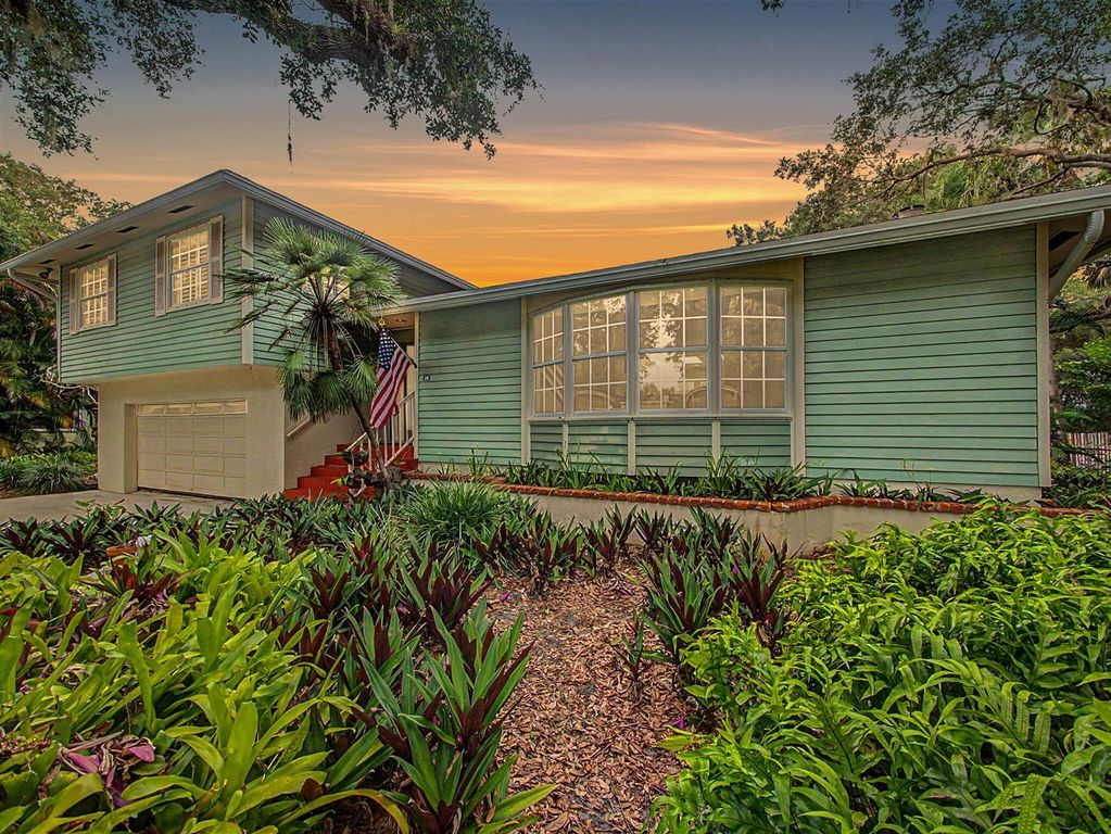 14 Emarita Way, Sewalls Point, FL 34996
