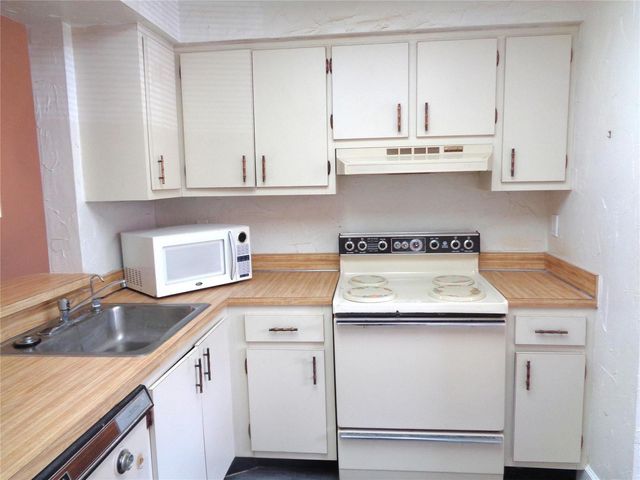 7320 Lake Circle Drive 101, Margate, FL 33063