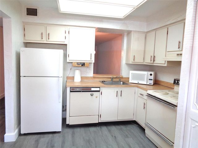 7320 Lake Circle Drive 101, Margate, FL 33063