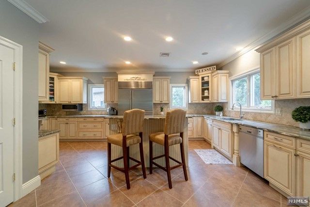 25 Duck Pond Lane, Ramsey, NJ 07446