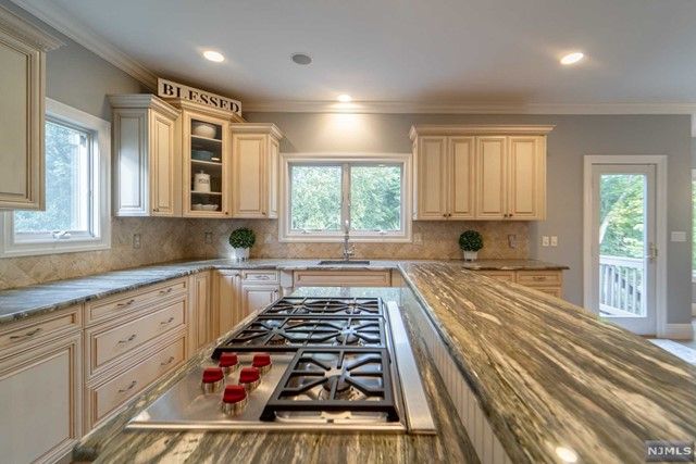 25 Duck Pond Lane, Ramsey, NJ 07446