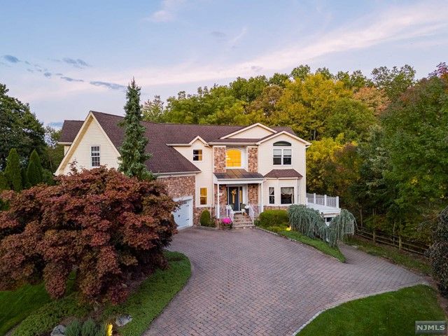 25 Duck Pond Lane, Ramsey, NJ 07446