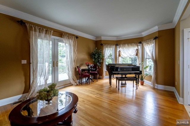 25 Duck Pond Lane, Ramsey, NJ 07446