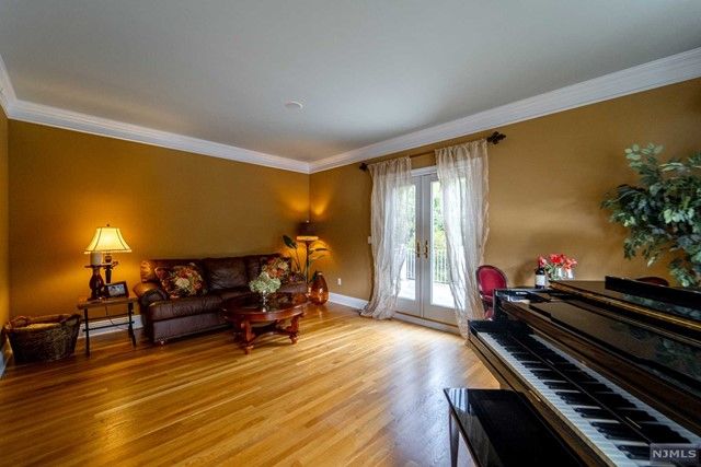 25 Duck Pond Lane, Ramsey, NJ 07446