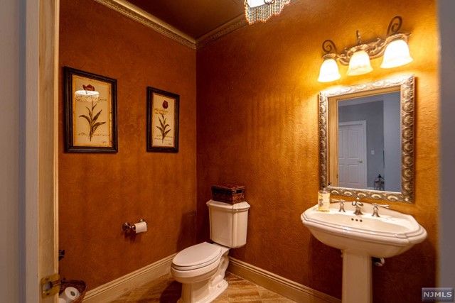 25 Duck Pond Lane, Ramsey, NJ 07446