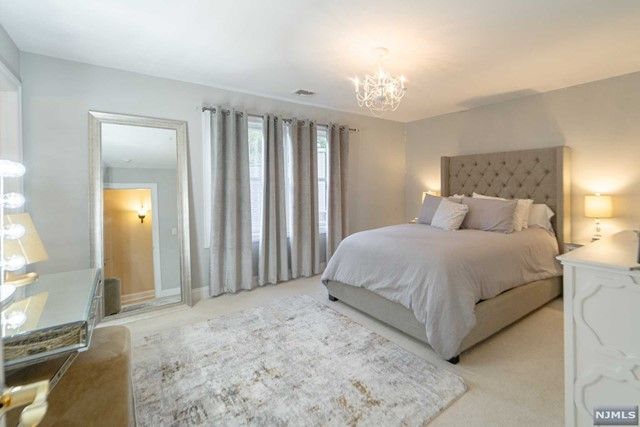 25 Duck Pond Lane, Ramsey, NJ 07446