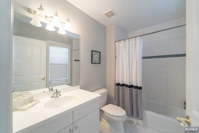 25 Duck Pond Lane, Ramsey, NJ 07446