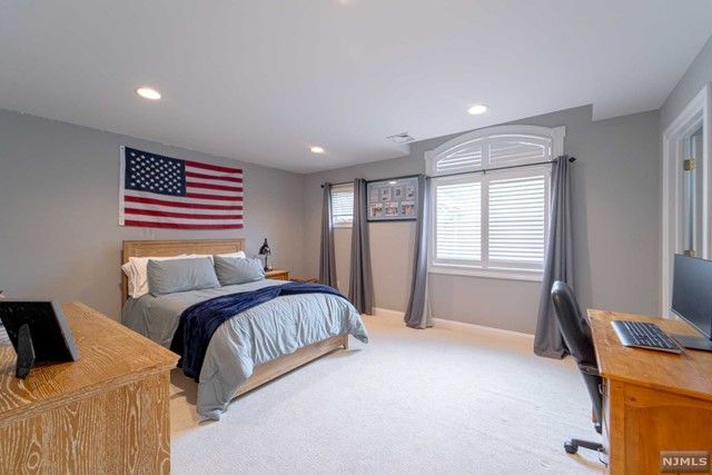 25 Duck Pond Lane, Ramsey, NJ 07446
