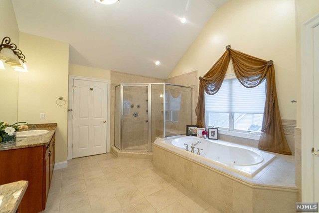 25 Duck Pond Lane, Ramsey, NJ 07446