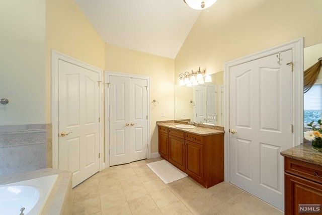 25 Duck Pond Lane, Ramsey, NJ 07446