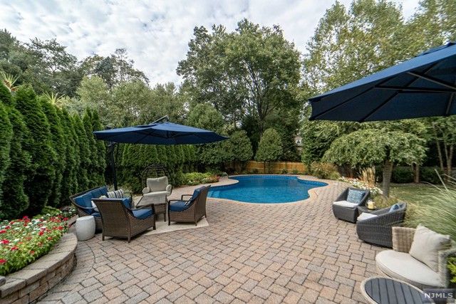 25 Duck Pond Lane, Ramsey, NJ 07446