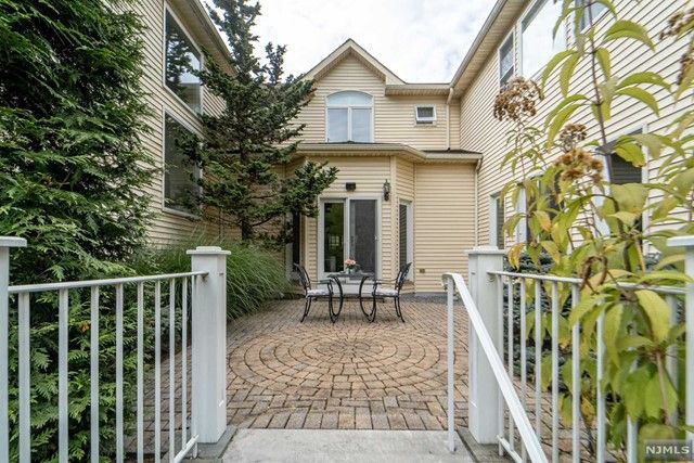 25 Duck Pond Lane, Ramsey, NJ 07446