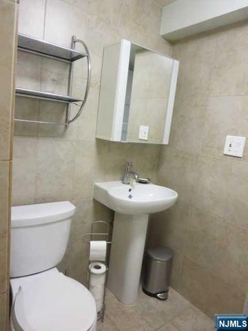 3 Old Wood Road 2, Edgewater, NJ 07020