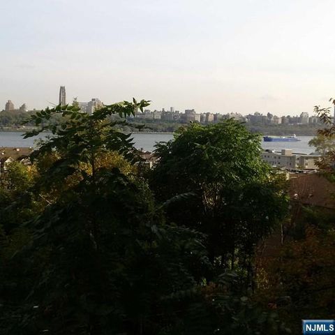 3 Old Wood Road 2, Edgewater, NJ 07020