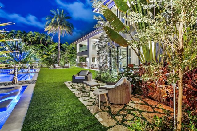 110 Holiday Dr, Hallandale Beach, FL 33009