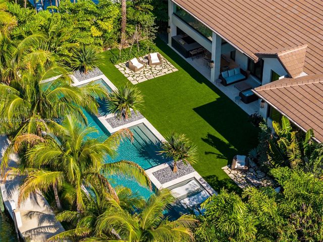 110 Holiday Dr, Hallandale Beach, FL 33009