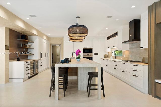110 Holiday Dr, Hallandale Beach, FL 33009