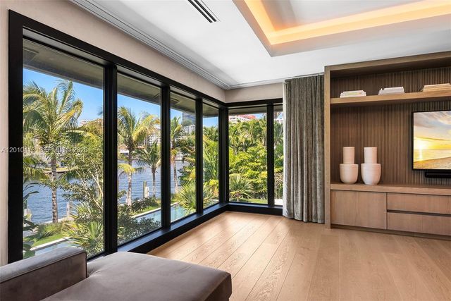 110 Holiday Dr, Hallandale Beach, FL 33009