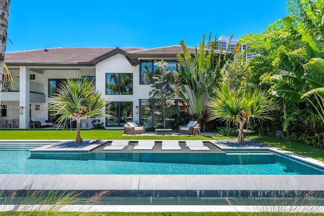 110 Holiday Dr, Hallandale Beach, FL 33009