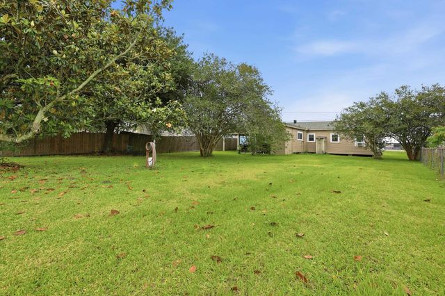 1114 Tiger Dr, Thibodaux, LA 70301