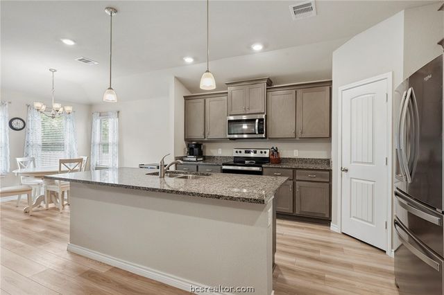 2042 Rock Ridge Avenue, Bryan, TX 77807